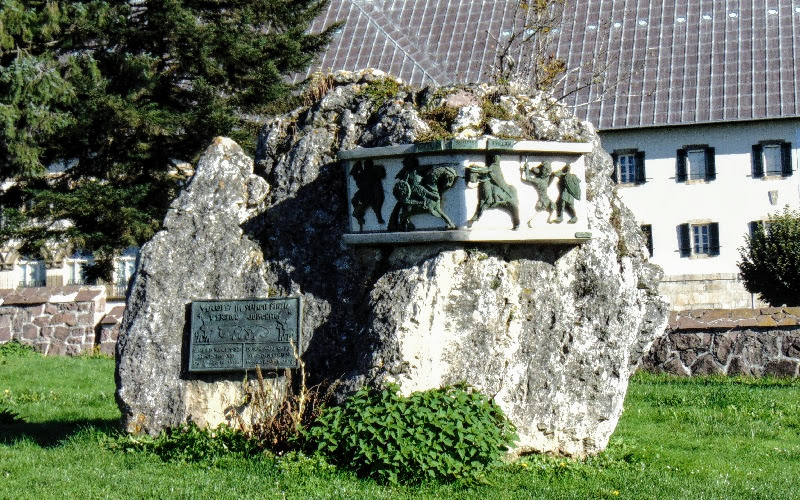 pedra com placas comemorativas em bronze