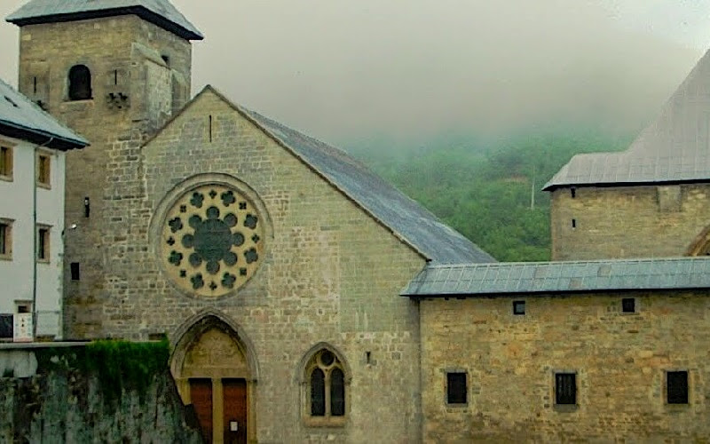 Fachada de igreja, construída em pedra, com um "rosetón"