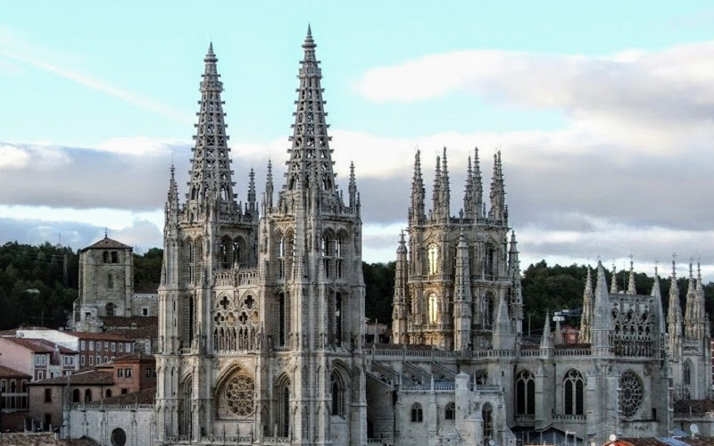 antiga catedral com várias torres góticas na cidade de brugos, caminho francês