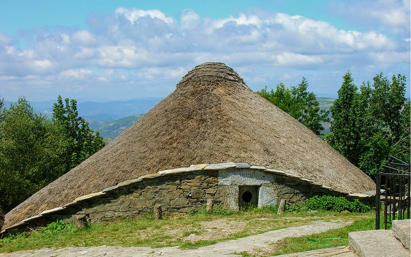 casa circular de pedra coberta com fibras de centeio em o cebreiro