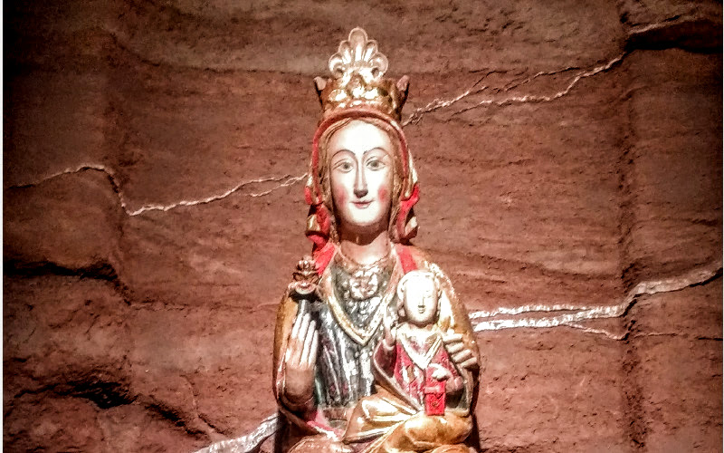 imagem da virgem de la rosa dentro de uma "cueva" em Najera