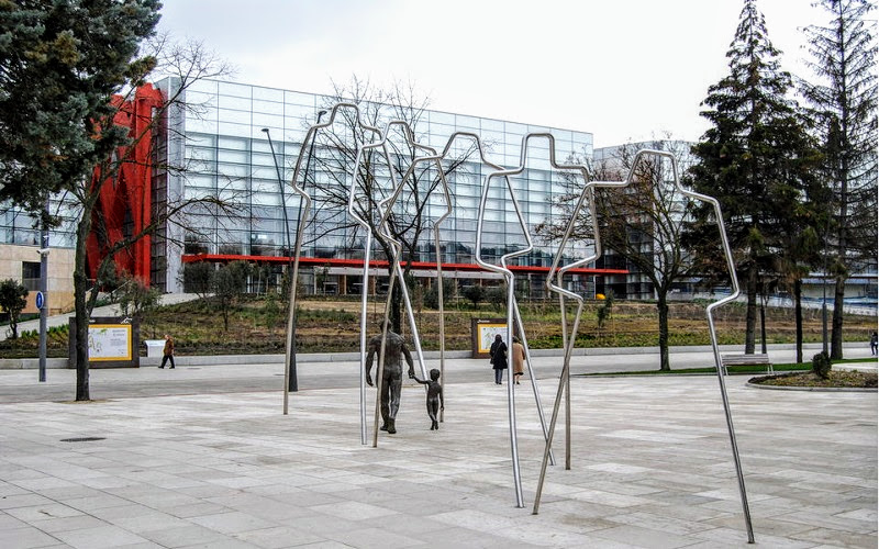 esculturas em frente ao museu da evolução humana