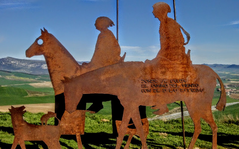 escultura em chapa de ferro de dois peregrinos montados a cavalo e um cachorro