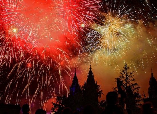 ano santo comemoração com fogos de artifício iluminando o céu de Santiago de Compostela