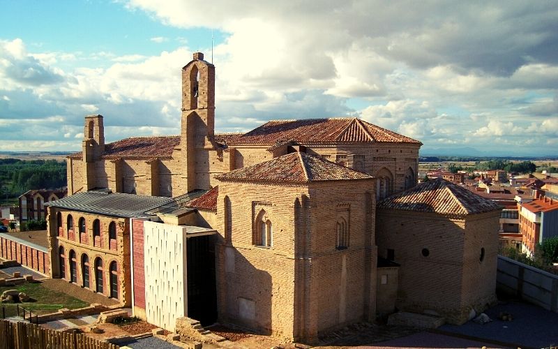 antigo convento construído em tijolos a vista no alto da cidade de sahagún