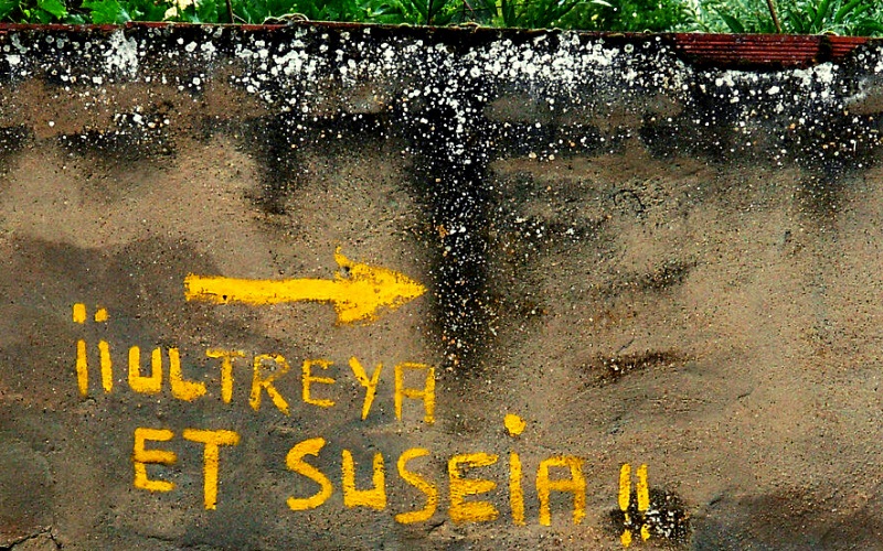 muro pichado em amarelo com a frase ultreya et suseia