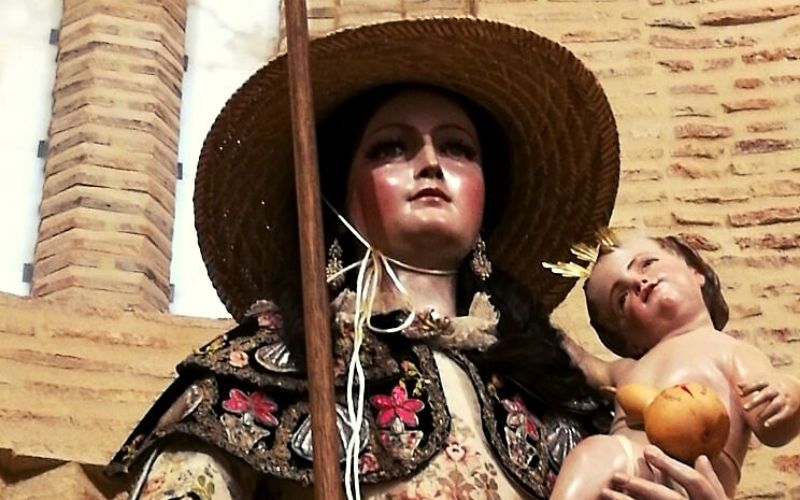 imagem de uma santa com chapéu, cajado e o menino jesus no colo