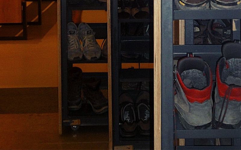 botas guardadas em armários