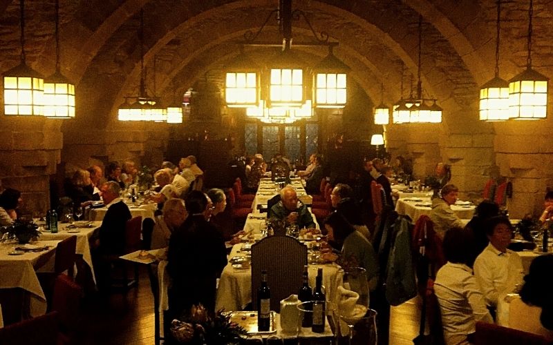 salão de restaurante em um ambiente de pedra com arcos no teto