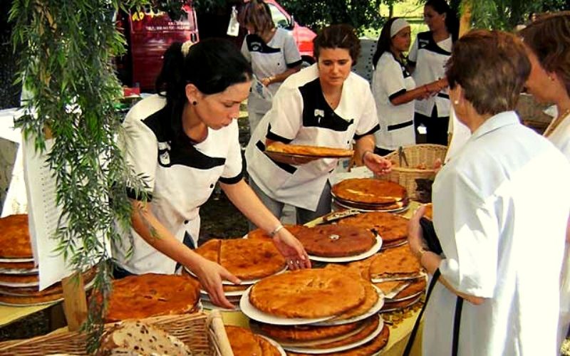 mulheres vendendo empanadas em uma feira