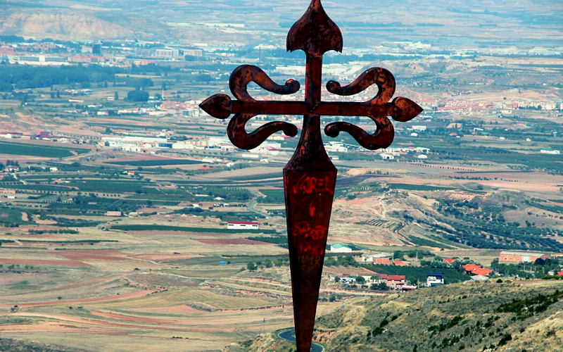 cruz vermelha de santiago sobre uma paisagem campestre