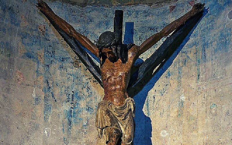cristo crucificado em crucifixo em forma de pata de oca