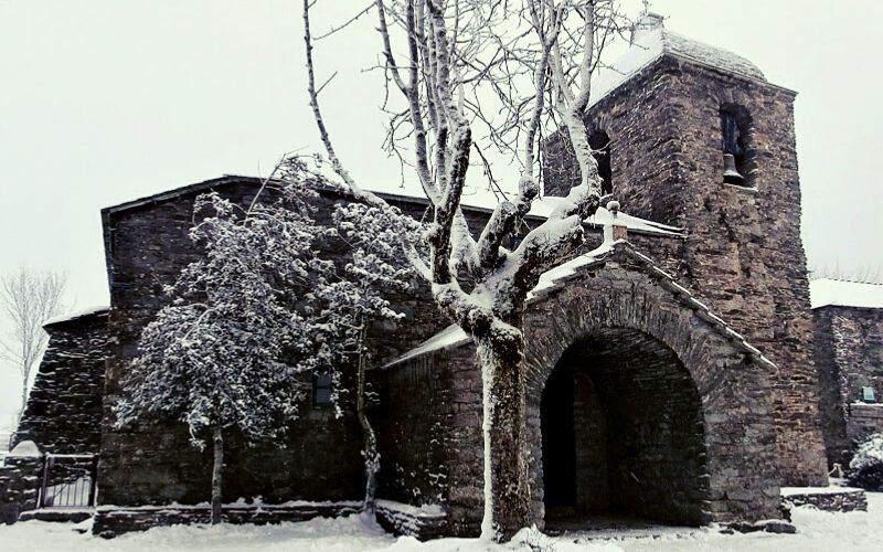 igreja de pedra coberta de neve