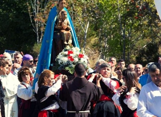romeiros levando uma santa sobre o andor