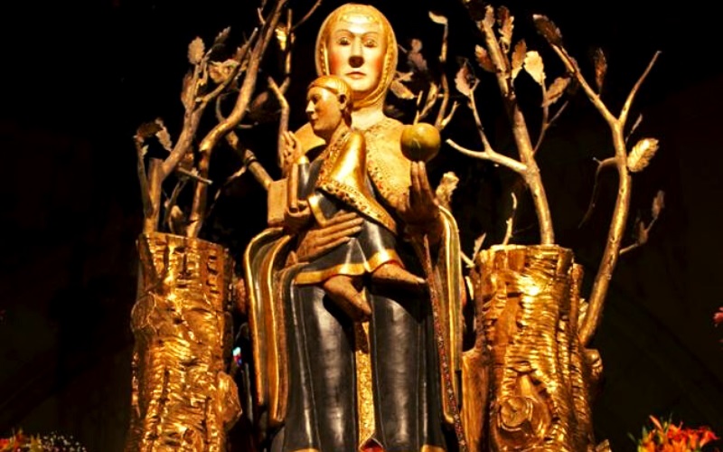 imagem de uma santa com uma criança no colo