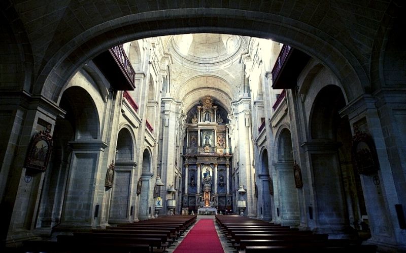interior de uma igreja