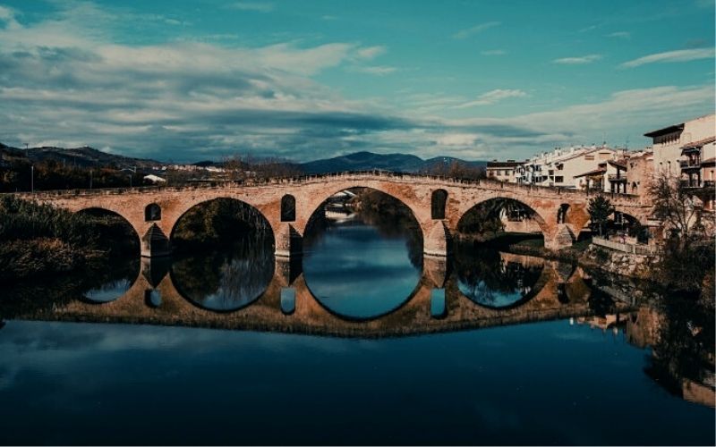 ponte de pedra sobre rio azul