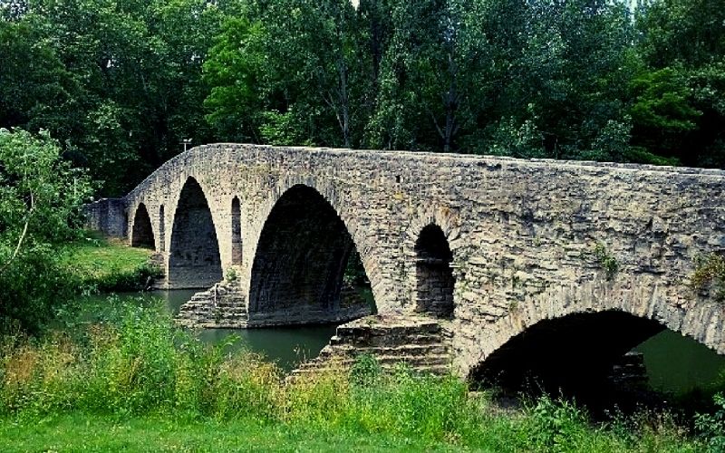 ponte antiga em área rural