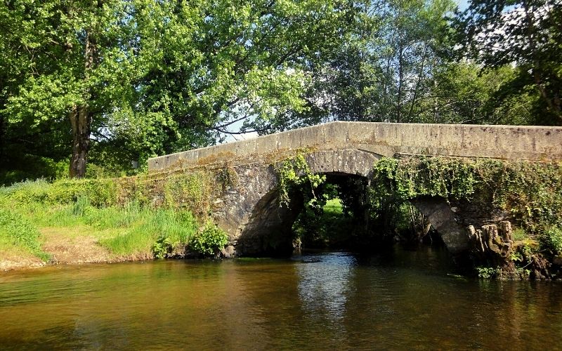 ponte de pedra em área rural