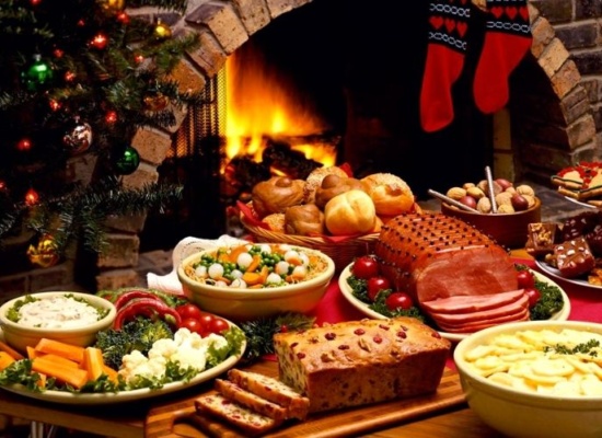 mesa com comidas tradicionais de Natal com lareira acesa ao fundo