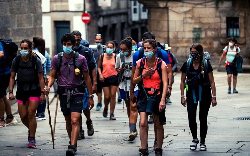 peregrinos com máscaras chegando em Santiago de Compostela