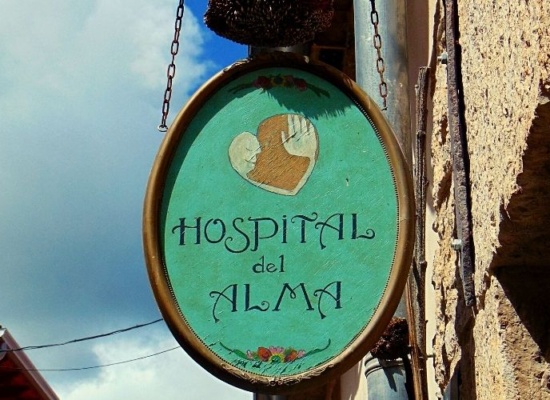 Placa de uma hospedagem no Caminho de Santiago onde se lê "Hospital del Alma"