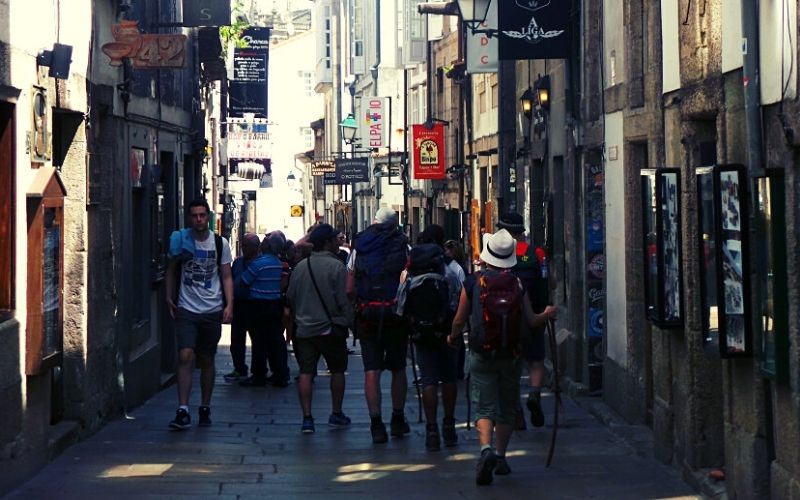 pessoas andando em antiga rua de pedestres 