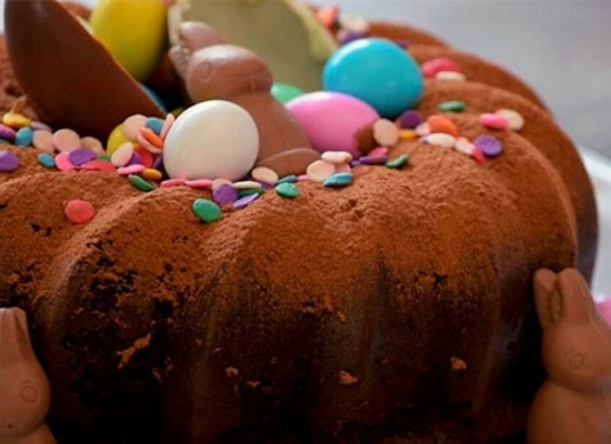 espécie de bolo com furo no meio, cheio de ovinhos coloridos e coelhinhos de chocolate