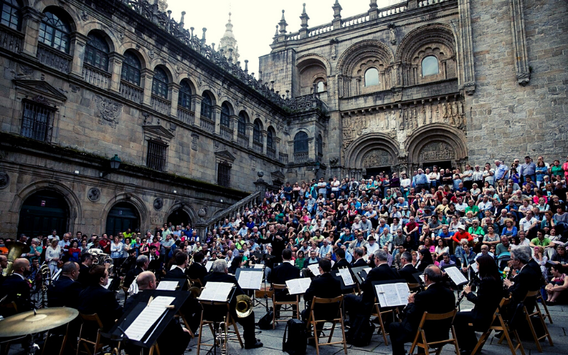 orquestra tocando ao ar livre no centro histórico de santiago de compostela