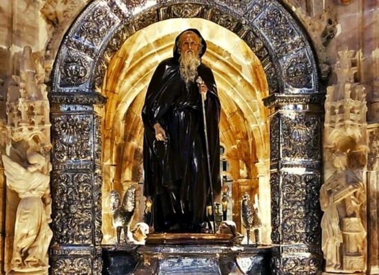 imagem de santo idoso no altar