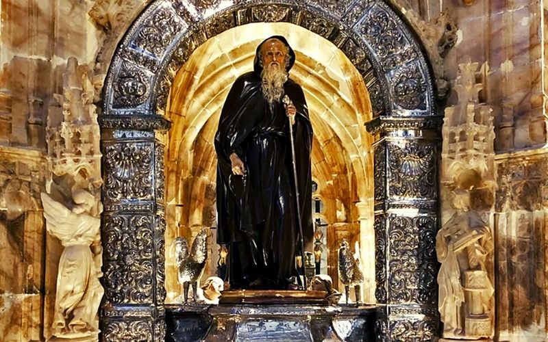 imagem de santo idoso no altar