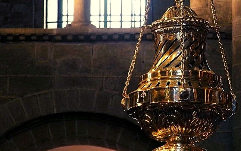 incensário de prata pendurado no alto da igreja