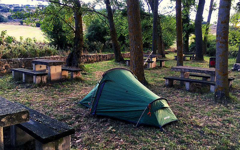 barraca verde de camping montada sobre árvores