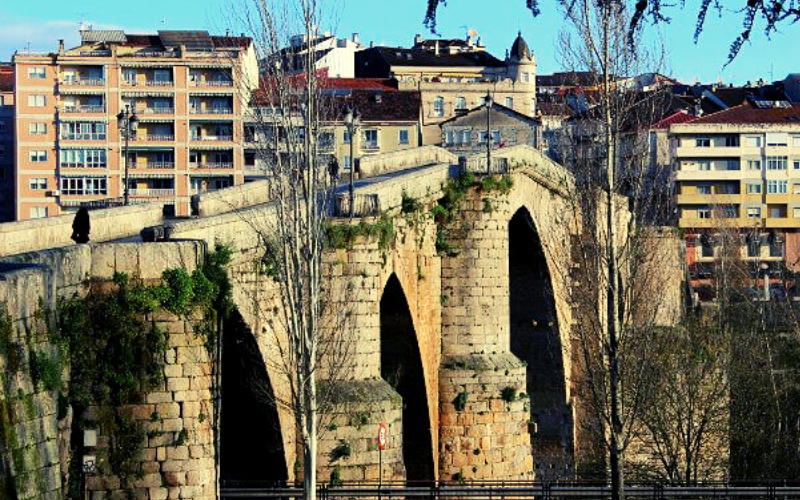 grande ponte medieval com cidade ao fundo