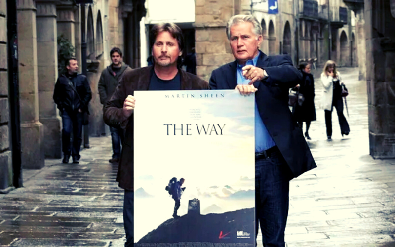 dois homens segurando o cartaz do filme the way