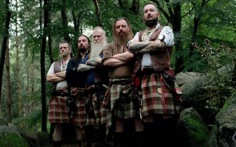 cinco homens vestidos com roupas tradicionais celtas
