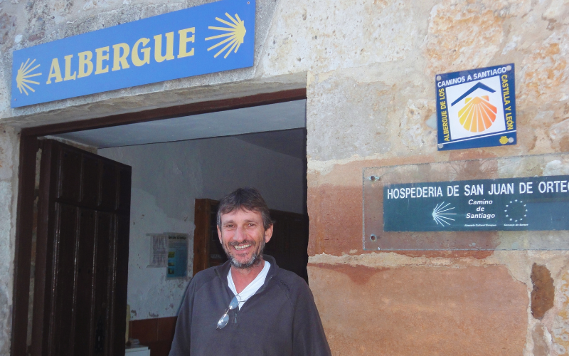 peregrino sorrindo em frente ao albergue