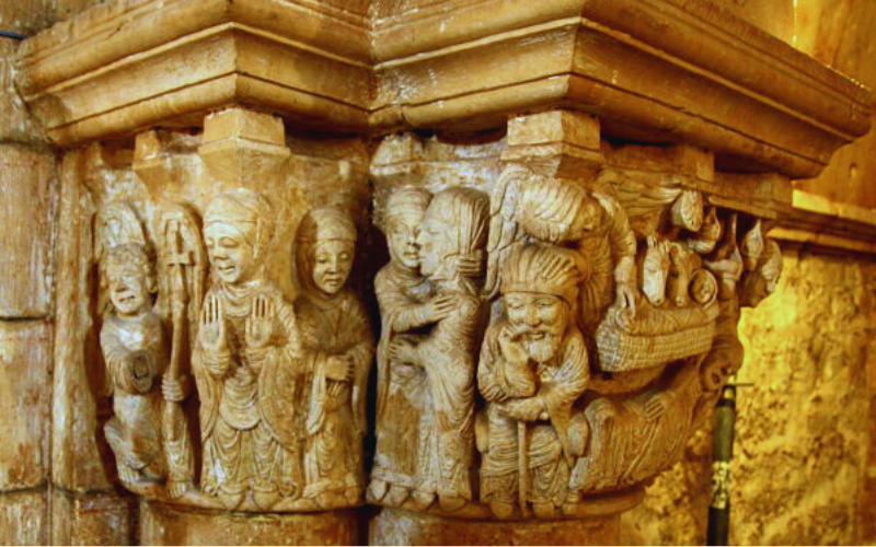 capitel montrando a cena do nascimento de cristo