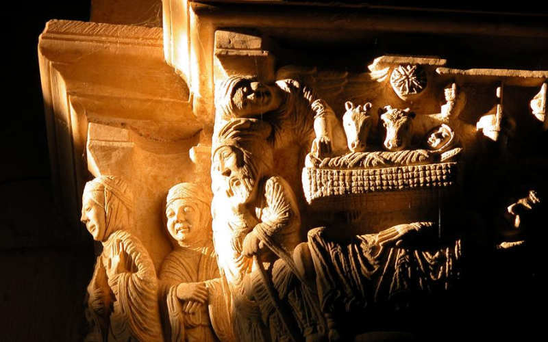 capitel esculpida cena da anunciação da vinda de Cristo