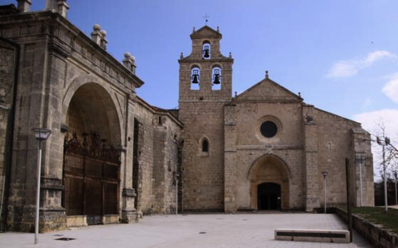 igreja com torre de três sinos e entrada do albergues de peregrinos ao lado