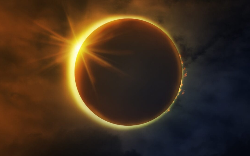 eclipse solar com a lua cobrindo quase totalmente o sol. observa-se apenas um halo dourado ao redor da lua