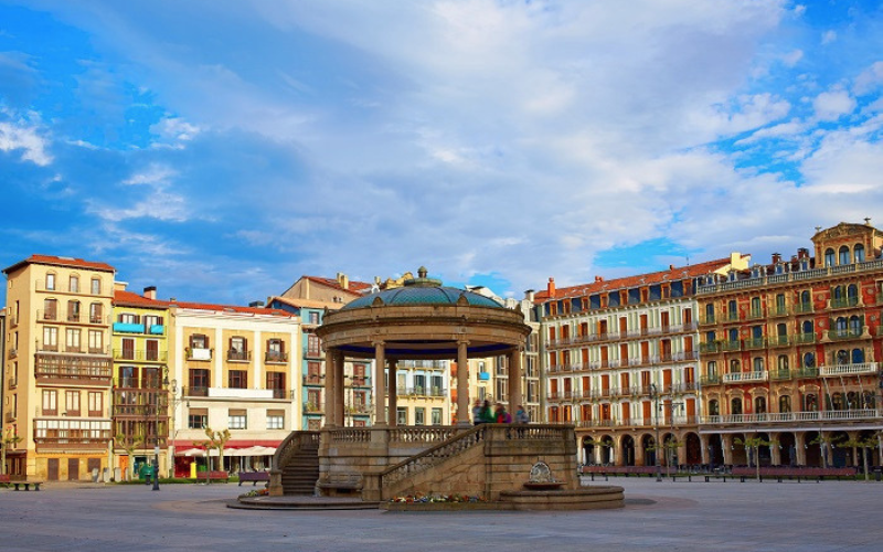 ampla praça cercada de edificios antigos e um coreto redondo ao centro