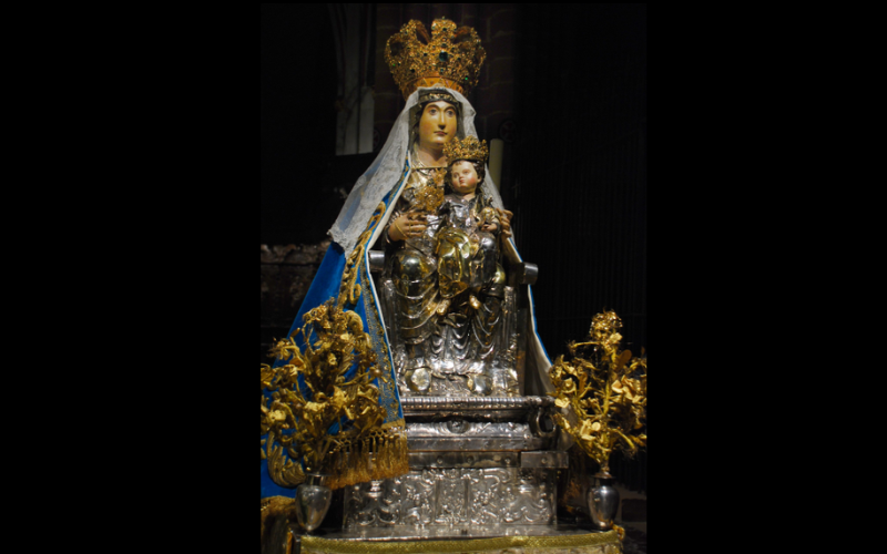 imagem de nossa senhora com coroa dourada e nabto azul