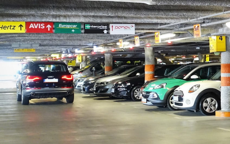 estacionamento de várias locadoras de carro em uma garagem ampla e coberta