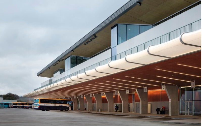 vista da moderna estação de ônibus de santiago de compostela com um ônibus parado